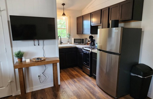 Gilbertsville Hotel | The Lakehouse Inn at Sledd Creek
