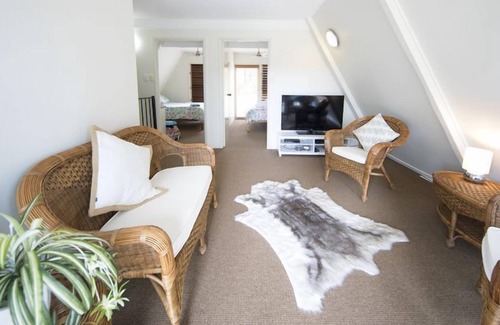 Yungaburra House | The Lakehouse - Lake Tinaroo waterfront getaway