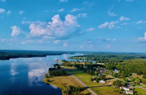 Hardin House | The Lakeside Loft- KY Lake Escape - Pirates Cove