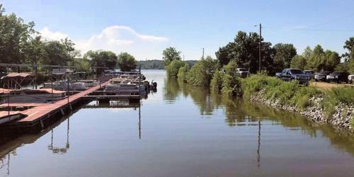 Hardin House | The Lakeside Loft- KY Lake Escape - Pirates Cove