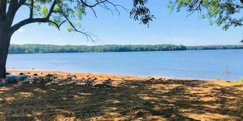Hardin House | The Lakeside Loft- KY Lake Escape - Pirates Cove