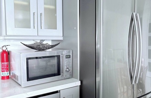 Lincoln House | The Lakeside Retreat on Lake Ontario, Wineries & best of Niagara experiences!