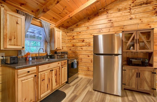South Bloomingville Cabin | The Lakota: Privately situated couples cabin w/hot tub + king bed: Hocking Hills