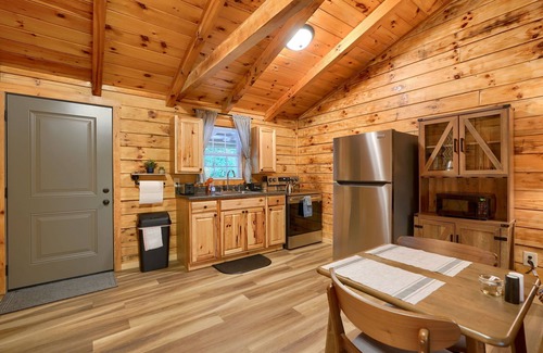 South Bloomingville Cabin | The Lakota: Privately situated couples cabin w/hot tub + king bed: Hocking Hills