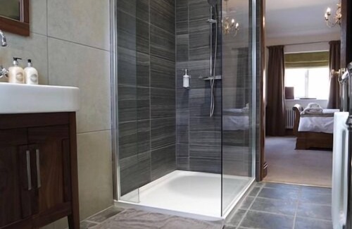 High Peak Hotel | The Lamb Inn