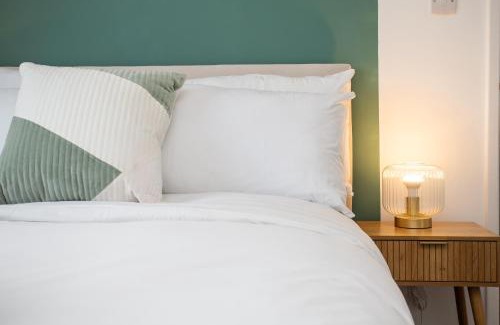Crawcrook House | The Lampton - Modern - Gibside - Smart Tv - Wifi