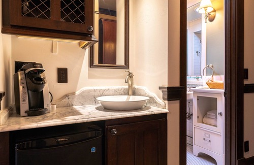 Chelan Condo | The Landing 205 Junior Queen Suite with Balcony