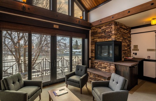 Chelan Condo | The Landing 208 Queen Suite with Jetted Tub