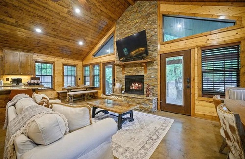 Broken Bow Cabin | THE LANDING is a Well Appointed Cabin! Perfect location!