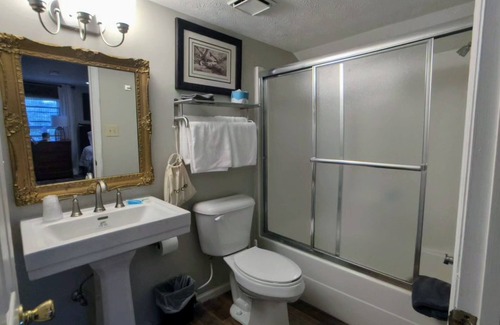 Buena Vista Hotel | The Lanier Room at The Town House Inn - Guesthouse