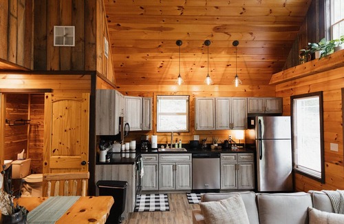 Primrose Cabin | "The Lantern" Woodsy Cabin Experience w/HotTub