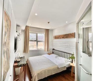 Dongcheng Hotel | The Lanting Inn is located in the city center near the Drum Tower subway, making it convenient to travel to the Drum Tower, Nanluoguxiang, Shichahai, Yandai Xie Street, Tiananmen Square and the Forbidden City