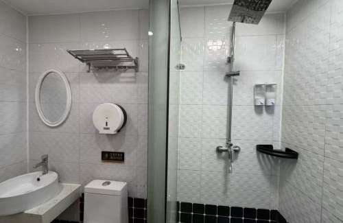 Dongcheng Hotel | The Lanting Inn is located in the city center near the Drum Tower subway, making it convenient to travel to the Drum Tower, Nanluoguxiang, Shichahai, Yandai Xie Street, Tiananmen Square and the Forbidden City