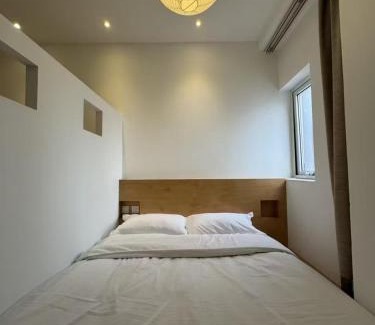 Dongcheng Hotel | The Lanting Inn is located in the city center near the Drum Tower subway, making it convenient to travel to the Drum Tower, Nanluoguxiang, Shichahai, Yandai Xie Street, Tiananmen Square and the Forbidden City