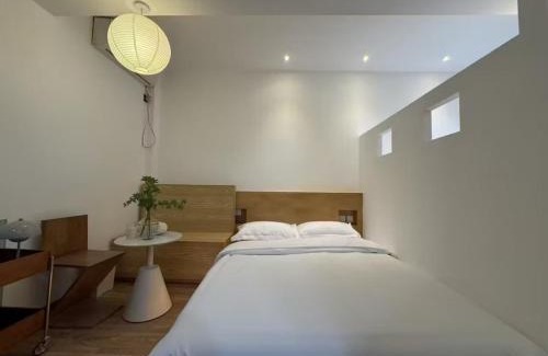 Dongcheng Hotel | The Lanting Inn is located in the city center near the Drum Tower subway, making it convenient to travel to the Drum Tower, Nanluoguxiang, Shichahai, Yandai Xie Street, Tiananmen Square and the Forbidden City