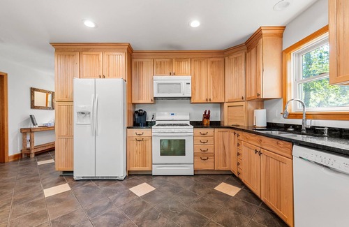 Nottingham House | The Largest Waterfront property on Pawtuckaway Lake for family memories!