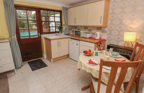 St. Fagans Cottage | THE LAURELS FLAT, romantic, country holiday cottage in St Fagans