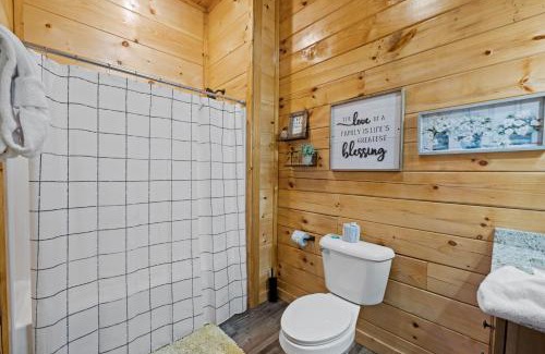 Sevierville House | The Lazy Bee - Mountain Views, Pool, Hot Tub & Games for All