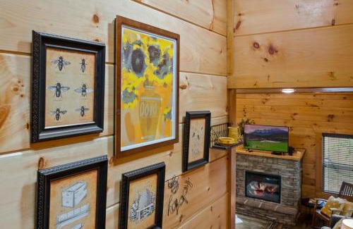 Sevierville House | The Lazy Bee - Mountain Views, Pool, Hot Tub & Games for All