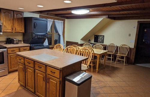 Lewis Center House | The Lazy Cat Lodge - Hot Tub - Fire Pit