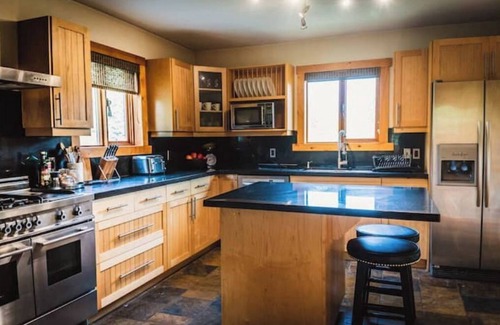 Blaeberry House | The Lazy Elk - Spacious mountain view Lodge with hot tub