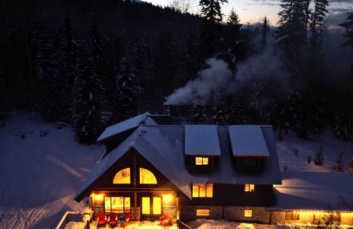 Blaeberry House | The Lazy Elk - Spacious mountain view Lodge with hot tub