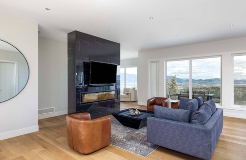 Southwest Mission House | THE LEDGE + 5 ENSUITES + POOL/HOT TUB + GYM + THEATRE