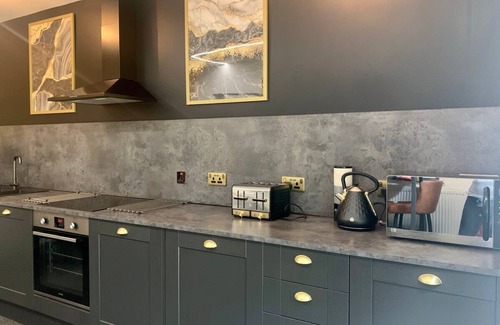 Headingley Apartment | The Leeds Gathering - Hot Tub - EV Charging