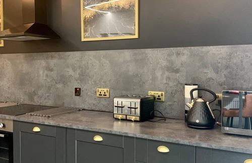 Headingley Apartment | The Leeds Gathering - Hot Tub - EV Charging