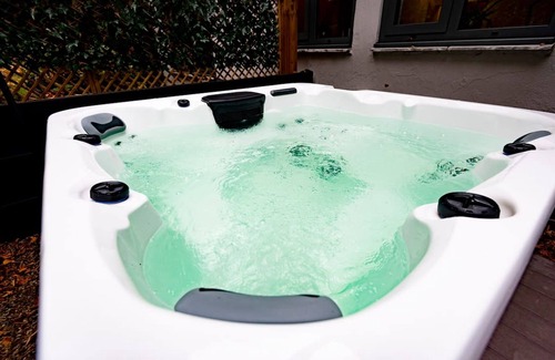 Headingley Apartment | The Leeds Gathering - Hot Tub - EV Charging