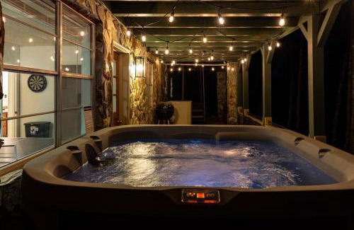 Raccoon Ridge House | THE LEGEND OF ASKA- Blue Ridge Cabin, River & Mtn views, Hot Tub, Game room