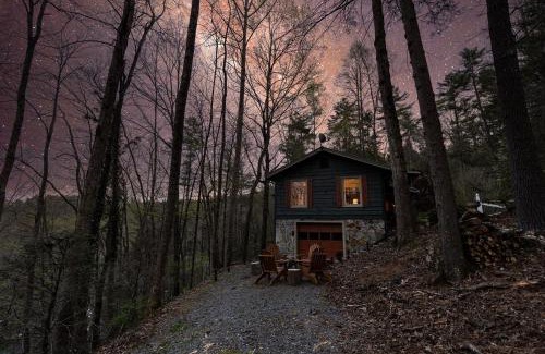Raccoon Ridge House | THE LEGEND OF ASKA- Blue Ridge Cabin, River & Mtn views, Hot Tub, Game room