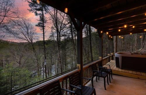 Raccoon Ridge House | THE LEGEND OF ASKA- Blue Ridge Cabin, River & Mtn views, Hot Tub, Game room