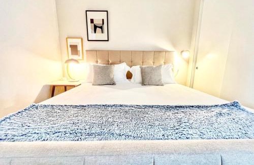 East Village Apartment | The Leo - Deluxe 3 Bedroom Stay