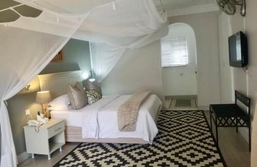 Blantyre Bed & Breakfast | The Leslie Executive Hotel