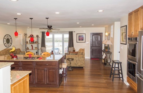 Langston Bed & Breakfast | The Leverette Suite at Ballards by The Lake