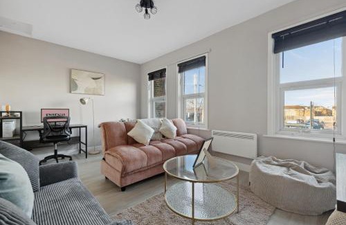 Lea Bridge Apartment | The Leyton Cottage Flat