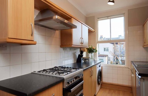 Leyton Apartment | The Leyton Midland Crib - Cozy 2BDR with Garden