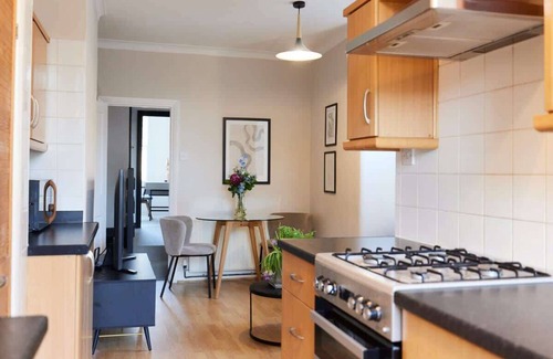 Leyton Apartment | The Leyton Midland Crib - Cozy 2BDR with Garden