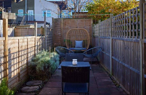 Leyton Apartment | The Leyton Midland Crib - Cozy 2BDR with Garden
