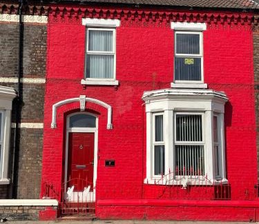 Anfield House | The LFC Red House - Spacious House With 5 Bedrooms, 2 Bathrooms, Street Parking And 1 Minute From The Stadium