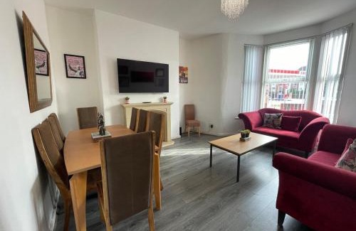 Anfield House | The LFC Red House - Spacious House With 5 Bedrooms, 2 Bathrooms, Street Parking And 1 Minute From The Stadium