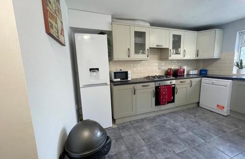 Anfield House | The LFC Red House - Spacious House With 5 Bedrooms, 2 Bathrooms, Street Parking And 1 Minute From The Stadium