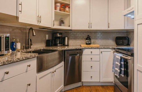 Beaverdell Apartment | The Lifty | Ski-In Ski-Out Studio + Pool & Gym
