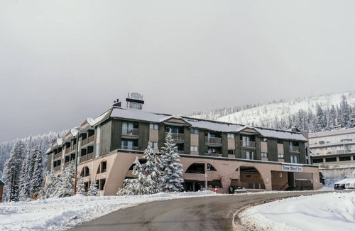 Beaverdell Apartment | The Lifty | Ski-In Ski-Out Studio + Pool & Gym