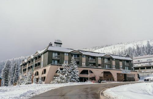 Beaverdell Apartment | The Lifty Ski-In Ski-Out Studio, Pool and Gym