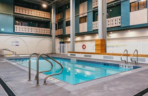 Beaverdell Apartment | The Lifty Ski-In Ski-Out Studio, Pool and Gym