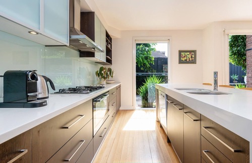 Glen Iris House | The Light House - Close to Harold Holt Swim Centre