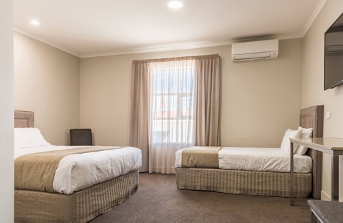 Ulverstone Hotel | The Lighthouse Hotel