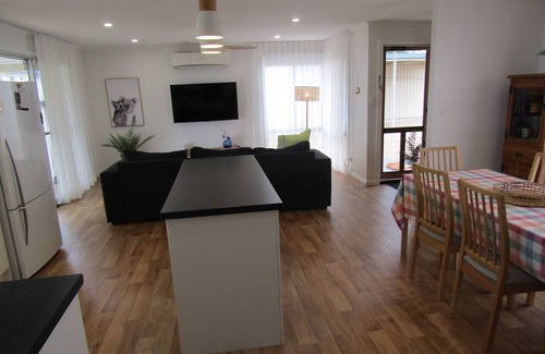 Para Wurlie House | The Lighthouse - lovely 3 bedroom home- Sea glimpses from the back deck!